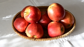 一篮子新鲜苹果图片